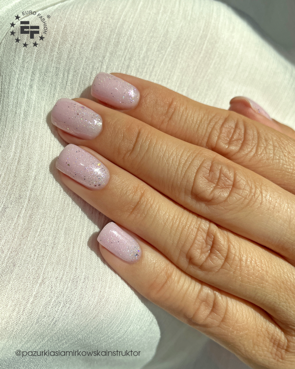 Lakier hybrydowy Freeze Company Color Club na paznokciach przedłużonych żelem