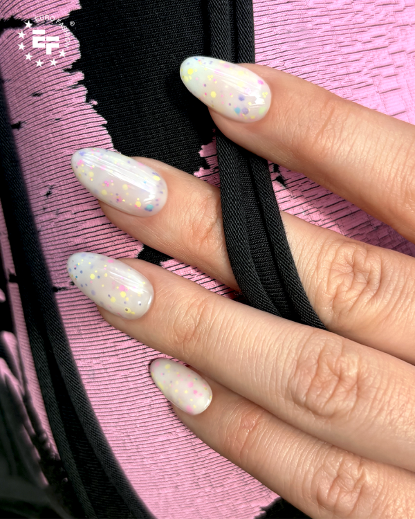 Lakier hybrydowy GELme ONE Coat Chocolate Lentils 328 w stylizacji paznokci.