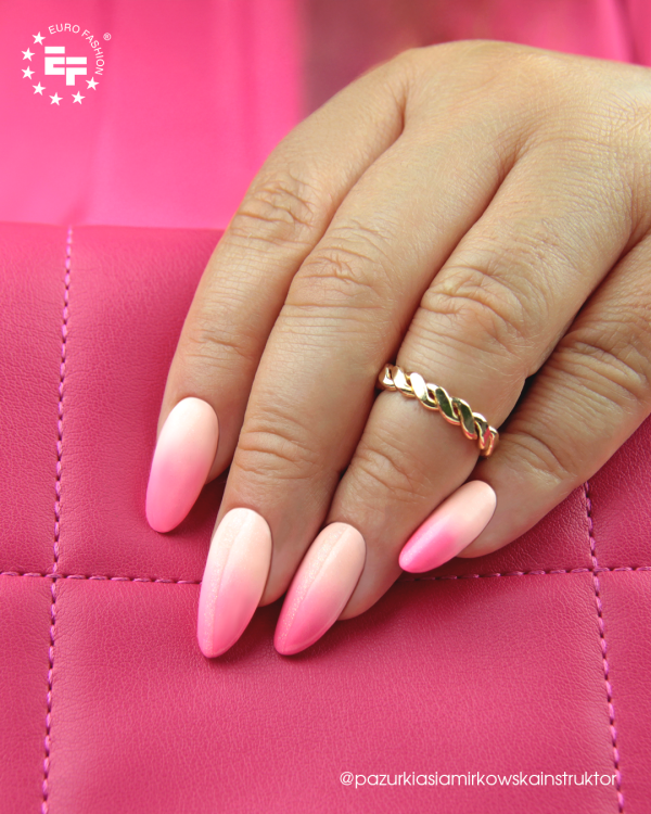 Lakier hybrydowy GELme ONE Coat Peachy Richie 313 w stylizcji paznoki.