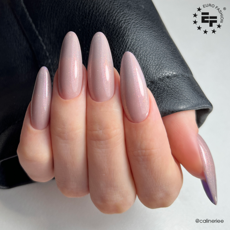 Lakier Color Club Love & Light z kolekcji OpaleScent w stylizacji paznokci