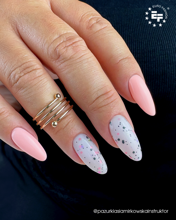 Lakier hybrydowy GELme ONE Coat Straciatella Ice Cream 326 w stylizacji paznokci.