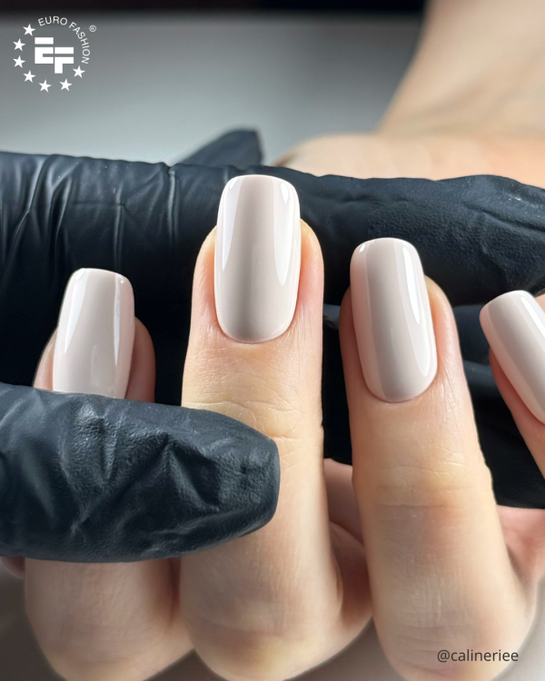 Lakier hybrydowy GELme ONE Coat Latte Macchiato w stylizacji paznokci