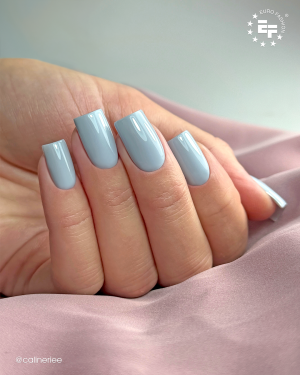 Lakier hybrydowy GELme ONE Coat Blue Mistic w stylizacji paznokci.