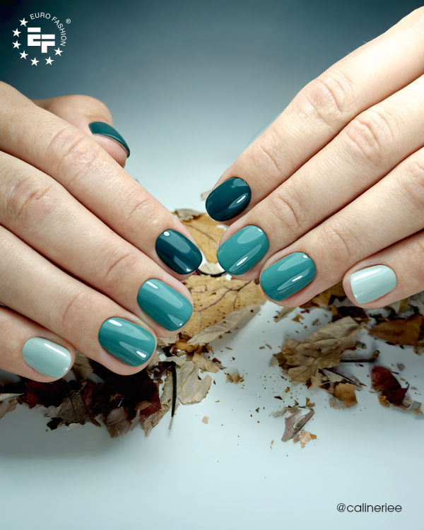 Lakier hybrydowy GELme ONE Coat 350 Ash Green w stylizacji.