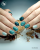 Lakier hybrydowy GELme ONE Coat 350 Ash Green w stylizacji.