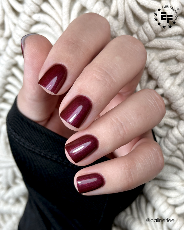 Lakier hybrydowy This Must Be The Color w stylizacji paznokci.