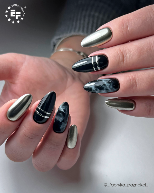 Pyłek Mirror Effect Silver w stylizacji paznokci.