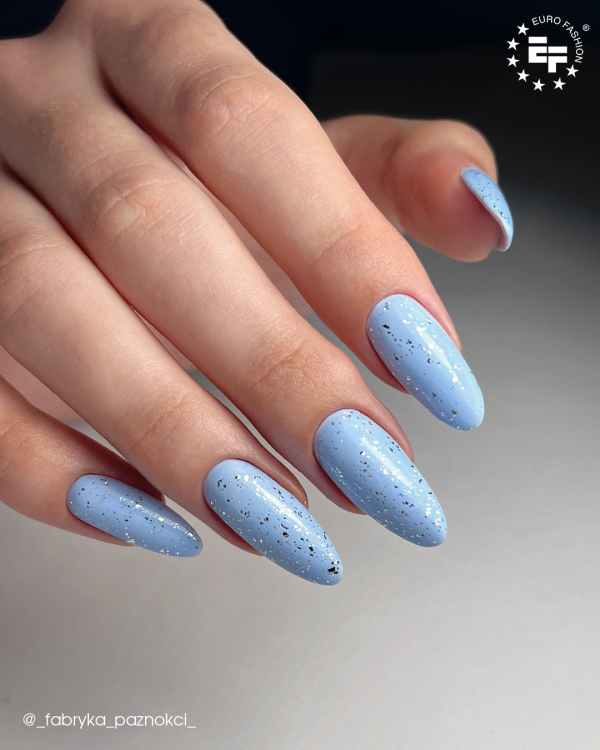 Lakier hybrydowy GELme ONE Coat Blue Clue w stylizacji paznokci.