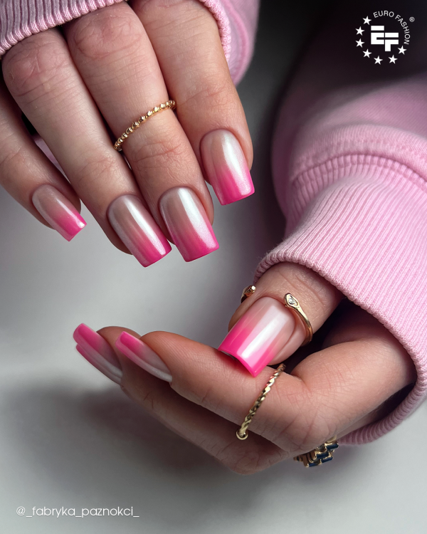 Pyłek Mirror Effect 7 jako wykończenie stylizacji ombre.