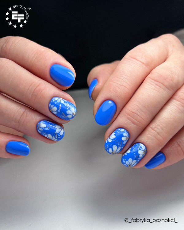 Lakier hybrydowy GELme ONE Coat #332 Neon Blue w stylizacji paznokci.