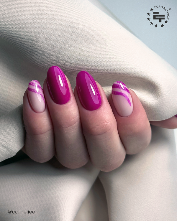 Lakier hybrydowy GELme ONE Coat Classic Purple w stylizacji paznokci.