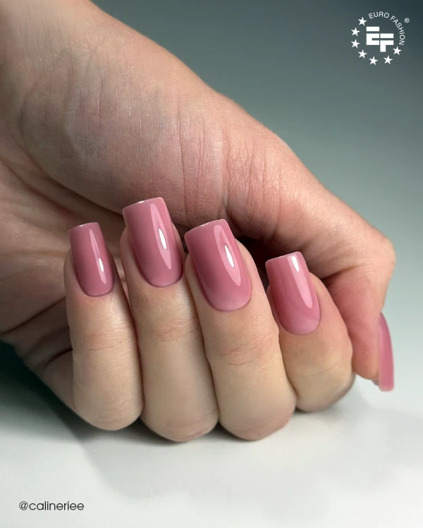 Żel RaNails TIXO Perfect Gel Builder Cover w stylizacji paznokci.
