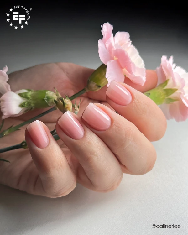 Żel RaNails TIXO Perfect Buider Cover Nude w stylizacji paznokci.