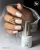 Lakier hybrydowy GELme ONE Coat Latte Macchiato w stylizacji paznokci.