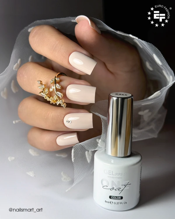 Lakier hybrydowy GELme ONE Coat Latte Macchiato w stylizacji paznokci.