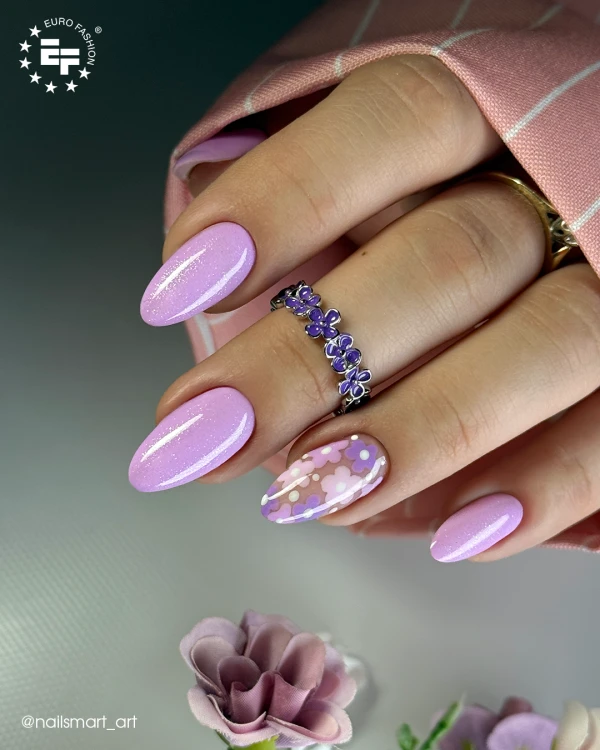 Liliowy lakier hybrydowy Really Lily GELme ONE Coat w stylizacji paznokci.