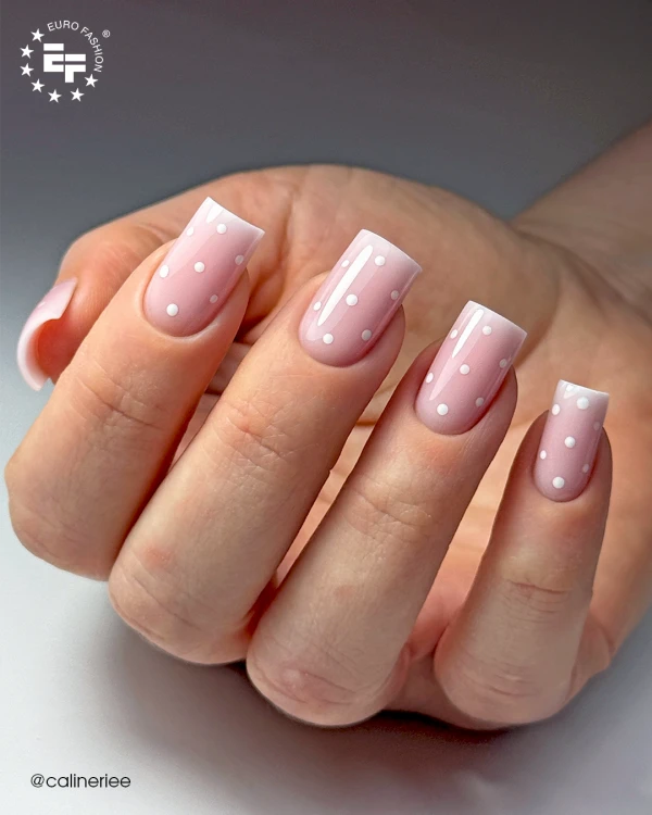 Żel budujący w butelce Bottle Gel ESN w stylizacji soft babyboomer.