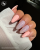 Lakier hybrydowy Peachy Richie GELme ONE Coat w letniej stylizacji paznokci